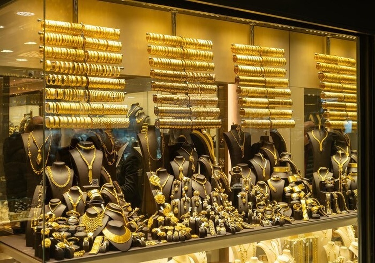 رئیس اتحادیه طلای تهران ضمن تشریح دلایل ممنوعیت فروش طلای دست‌دوم، گفت: دارندگان جواز رسمی فروش طلای دست‌دوم، یک ماه مهلت دارند که رسته شغلی خود را به «خرده‌فروشی طلا» تغییر دهند.