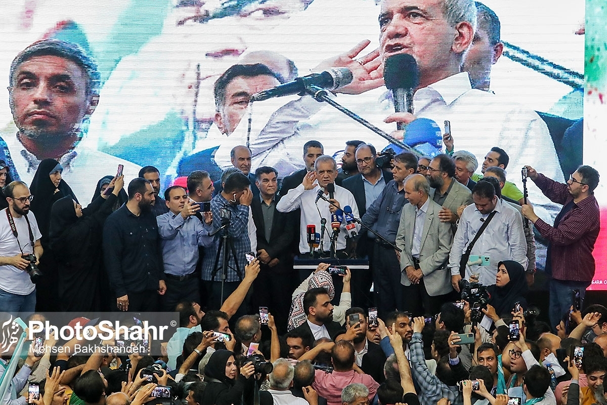 مسعود پزشکیان، نامزد انتخابات چهاردهمین دوره ریاست جمهوری در ادامه سفر‌های انتخاباتی خود، صبح امروز (۶ تیر ۱۴۰۳) به همراه دختر خود، رسول خطیبی و جمعی از مسئولین ستاد انتخاباتی خود در جمع طرفدارانش در مشهد، حاضر شد.