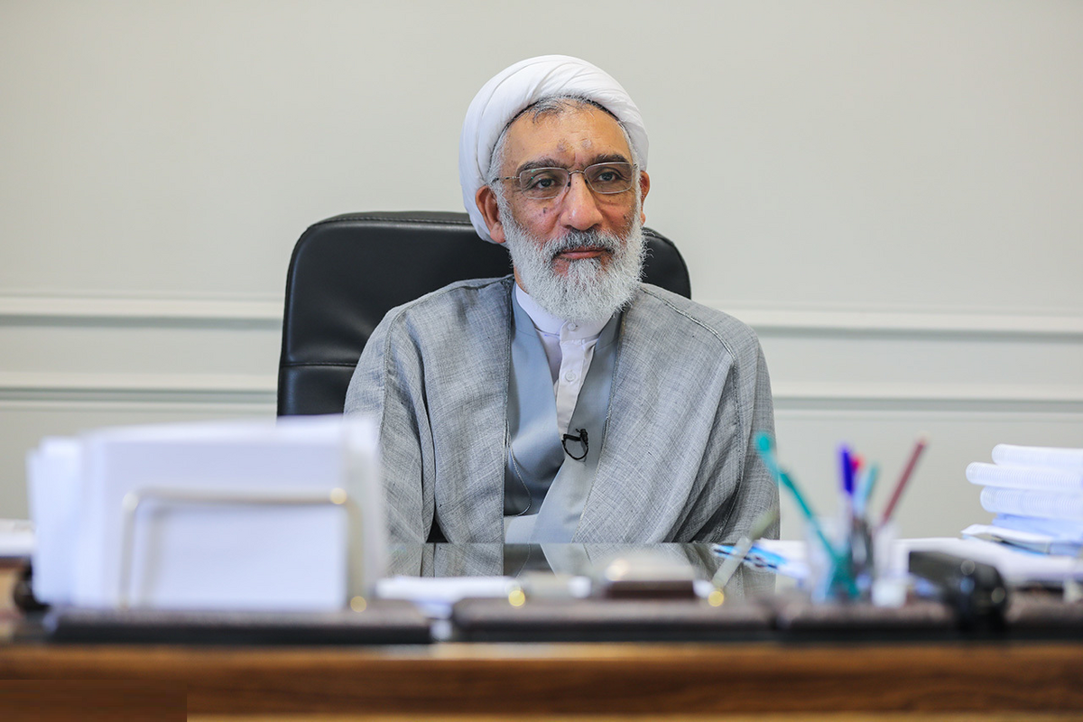 نامزد چهاردهمین دوره انتخابات ریاست‌جمهوری گفت: به‌نفع کسی کنار نمی‌روم و هیچ دلیلی برای موضوع نمی‌بینم.