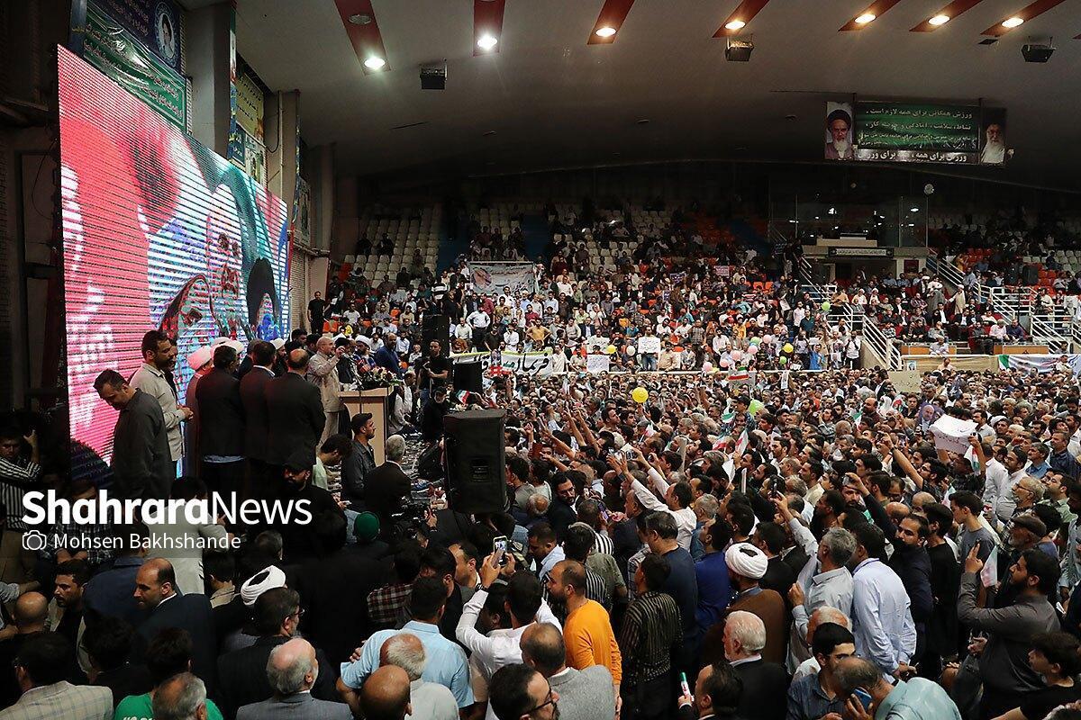 آخرین شب تبلیغات نامزدهای انتخاباتی ریاست جمهوری در مشهد با حضور هواداران قالیباف، جلیلی و پزشکیان را مشاهده می‌کنید.