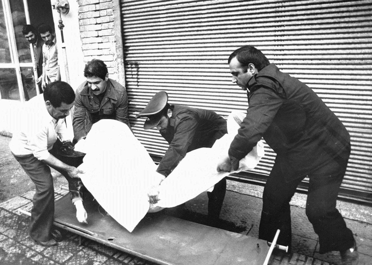 ساعت‌۲۰:۳۰ هفتم تیر‌۱۳۶۰ جلسه‌ای در سالن اجتماعات دفتر مرکزی حزب‌جمهوری‌اسلامی واقع در سرچشمه تهران برگزار می‌شود. موضوع جلسه تورم و انتخابات ریاست‌جمهوری آینده است.