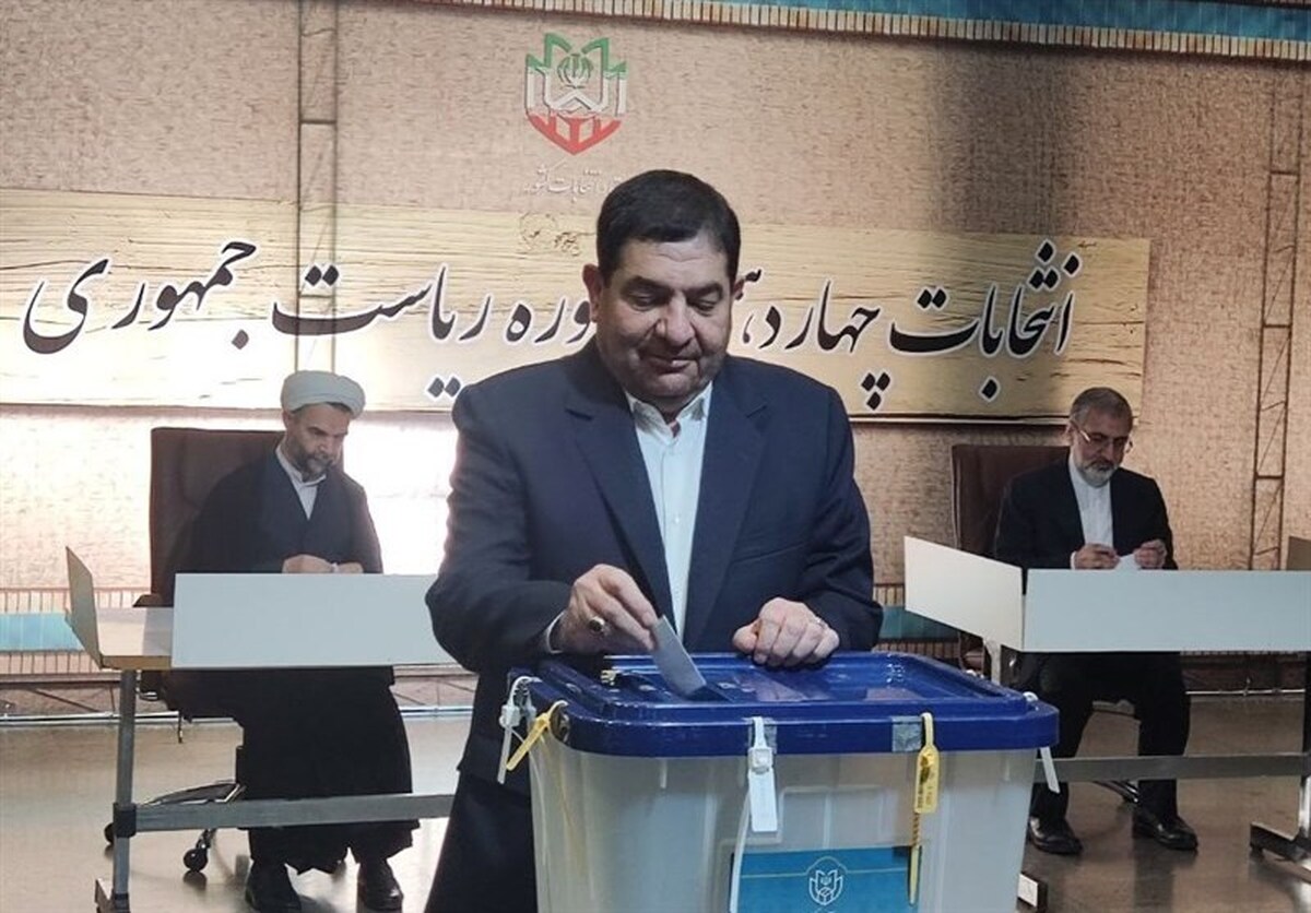محمد مخبر، سرپرست ریاست‌جمهوری، امروز (۸ تیر ۱۴۰۳) با حضور در ستاد انتخابات کشور، رأی خود را به صندوق انداخت.