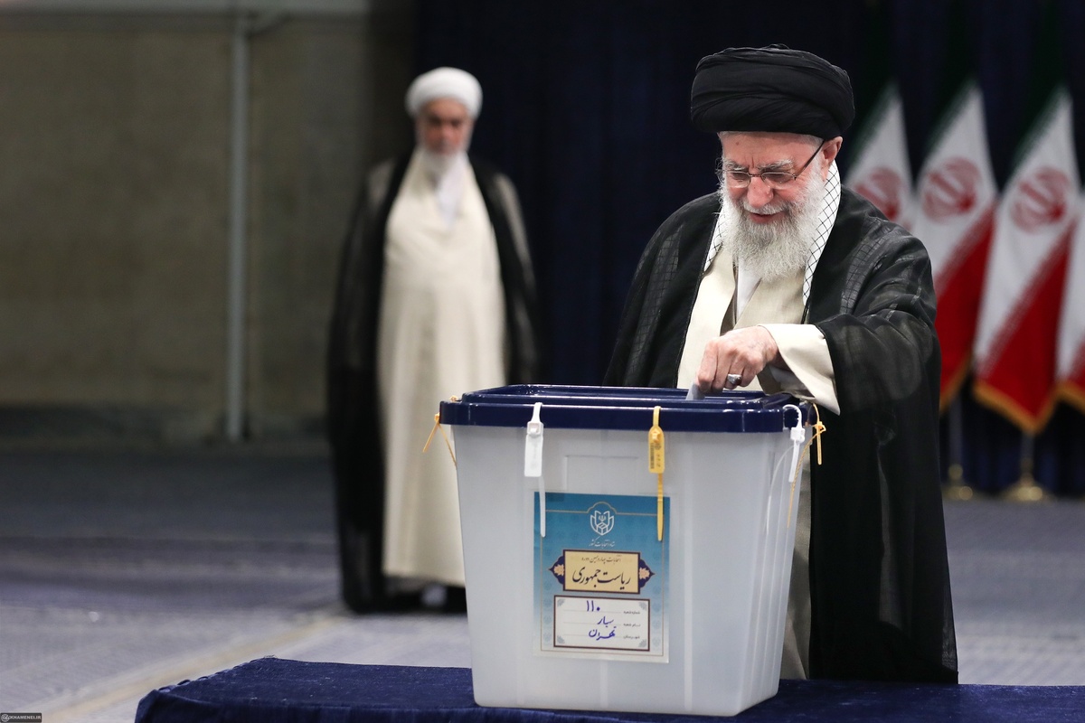 رهبر معظم انقلاب اسلامی ایران در دقایق اولیه آغاز رأی‌گیری، رأی خود را به صندوق انداختند. ایشان صبح امروز فرمودند: توصیه می‌کنیم مردم مسئله رأی‌دادن و حضور در این آزمون مهم سیاسی را جدی بگیرند و شرکت کنند.