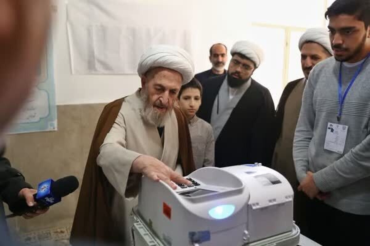 آیت‌الله جعفر سبحانی، از مراجع تقلید شیعیان، با حضور پای صندوق رأی انتخابات چهاردهمین دوره ریاست‌جمهوری، رأی خود را در صندوق انداخت و نکاتی را گوشزد نمود.