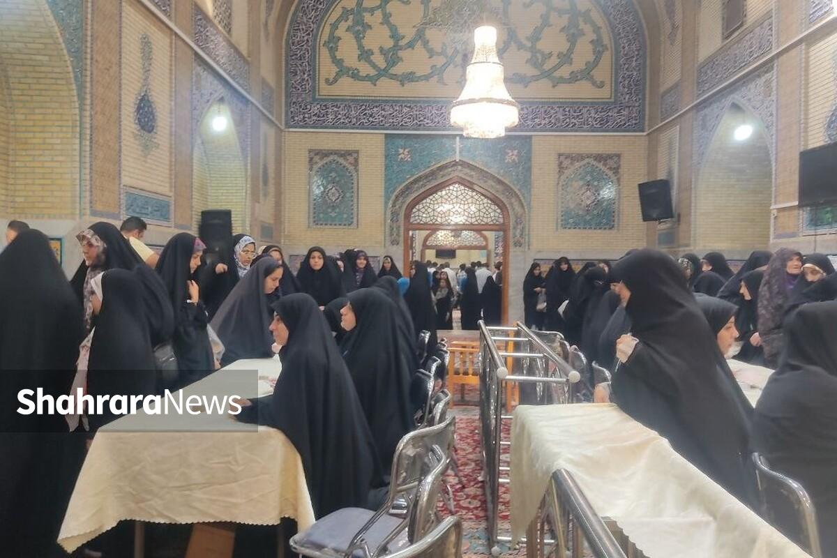 در کنار عوامل ستادی برگزاری انتخابات، بیش‌از ۵۵۰ خادم حرم مطهر رضوی نیز به‌منظور راهنمایی رأی‌دهندگان و افزایش نظم رأی‌دهی، با کادر اجرایی انتخابات، همکاری دارند.