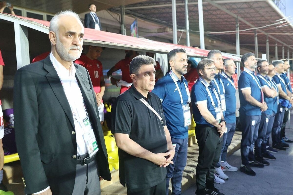 مسعود اقبال معتقد است که دستیاران قلعه‌نویی هیچ کمکی به او نخواهند کرد. او تیم ملی را درعین حال پیر می‌داند.