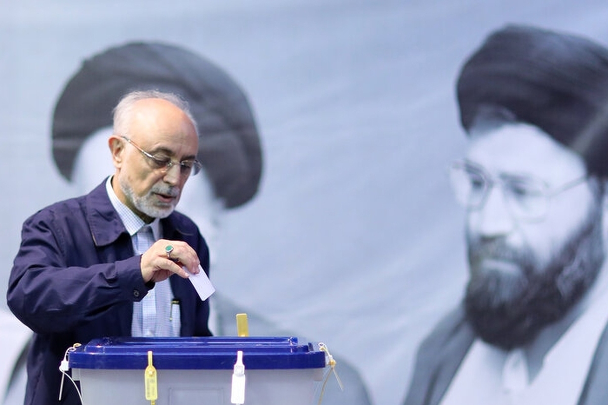 علی‌اکبر صالحی، رئیس پیشین سازمان انرژی اتمی، گفت: سرنوشت هیچ ملتی دست کسی نیست جز خودش؛ اگر ما آینده‌مان را به دست نگیریم و تعیین سرنوشتمان را دست خودمان نگیریم، خداوند هم تغییرش نخواهد داد و دیگران سرنوشت را برای ما خواهند ساخت. خواهشم از عزیزانی که تردید دارند، این است که تردید به خودشان راه ندهند و اگر تغییر می‌خواهند، الان فرصتش است.