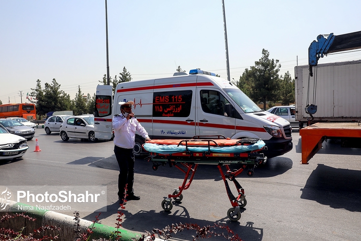 شب گذشته دو حادثه جداگانه تصادف خودروی سواری و تصادف موتورسیکلت در مشهد رخ داد که ۱۳ نفر را مصدوم و روانه بیمارستان کرد.