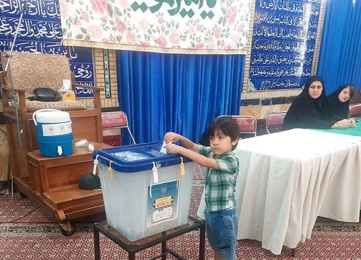 حضور کودکان و مشارکت آن‌ها در انتخابات - مسجد میلانی، خیابان هاشمی نژاد مشهد.