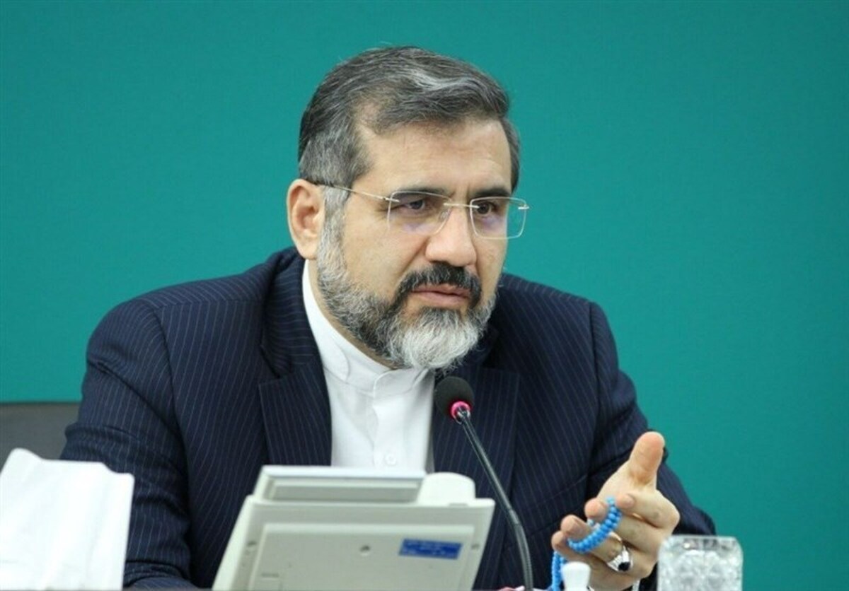 وزیر ارشاد استخدام برادرزاده‌اش در وزارت بهداشت را «تنزل شغلی» خواند.