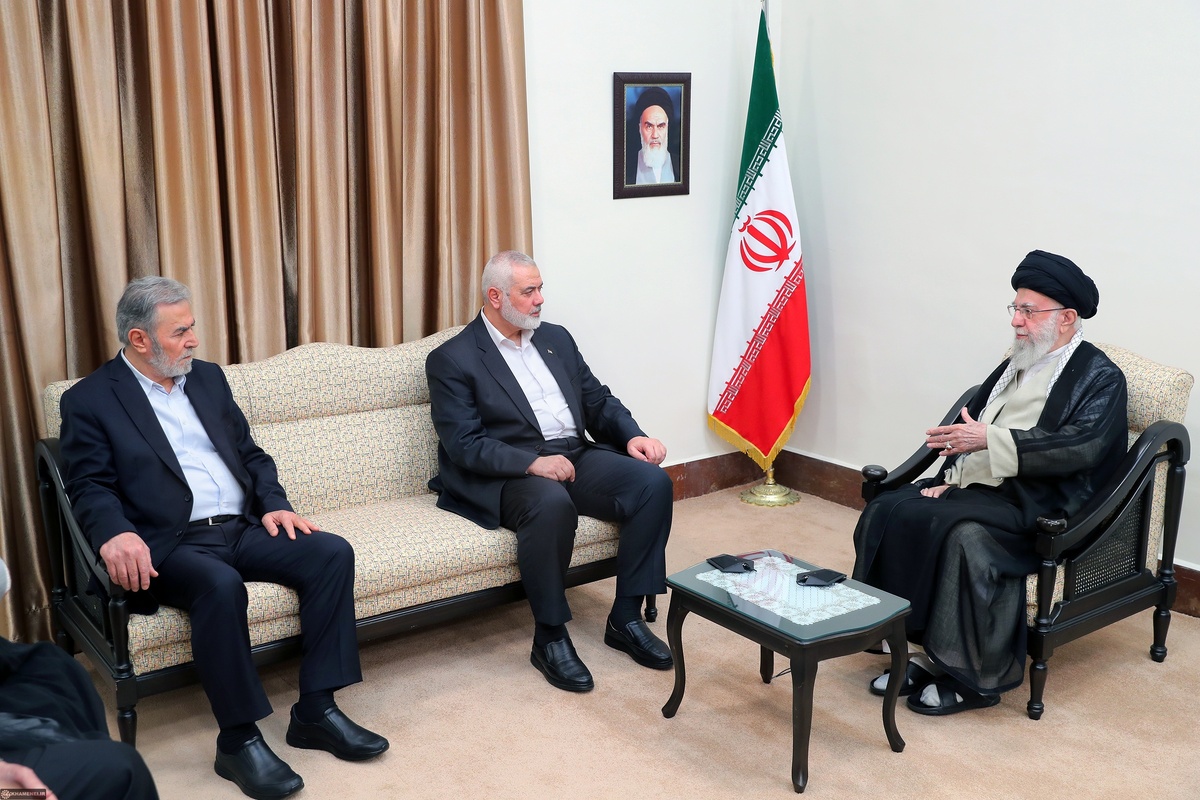 لحظاتی از آخرین دیدار روز گذشته (سه‌شنبه، ۹ مرداد ۱۴۰۳) شهید اسماعیل هنیه با رهبر معظم انقلاب اسلامی.