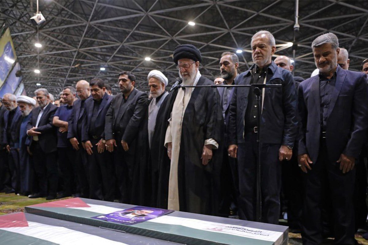 حضرت آیت‌الله خامنه‌ای، رهبر معظم انقلاب اسلامی صبح امروز (۱۱ مرداد ۱۴۰۳) در دانشگاه تهران، بر پیکر شهید اسماعیل هنیه، مجاهد برجسته مقاومت فلسطین، اقامه نماز کردند.