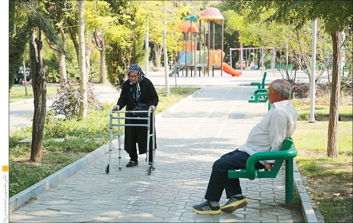 در حالیکه زنان و مردان کارگر در زمان اشتغال، مبلغی یکسان را به عنوان حق بیمه به صندوق تامین اجتماعی واریز می‌کنند (هر ماه یک‌سوم حقوق ماهانه)، عادلانه نیست که در زمان بازنشستگی مردان حق عائله‌مندی بگیرند، اما زنان علیرغم نیازمندی، بی‌نصیب بمانند.