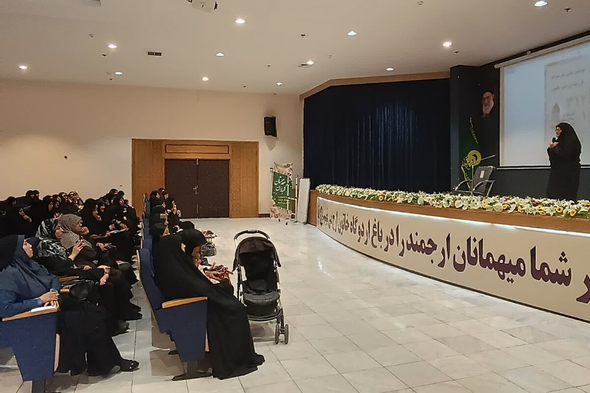 رئیس مرکز امور بانوان و خانواده بنیاد کرامت رضوی گفت: نخستین گردهمایی مادران و کنشگران جمعیت و فرزندآوری همراه با جلسه هم افق سازی و تبیین طرح «شمین رضوی» در محلات مشهد در قالب «هسته‌های محله‌ای شکوه مادری» با حضور بیش از ۸۰ بانو برگزار شد.