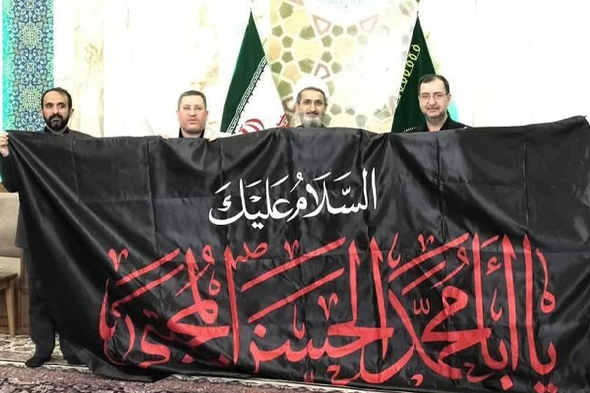 در دیدار معاون امور بین‌الملل آستان قدس رضوی با قائم‌مقام امین‌العام عتبه عباسی، پرچم مزین به نام امام‌حسن‌مجتبی(ع) به حرم مطهر رضوی اهدا شد.