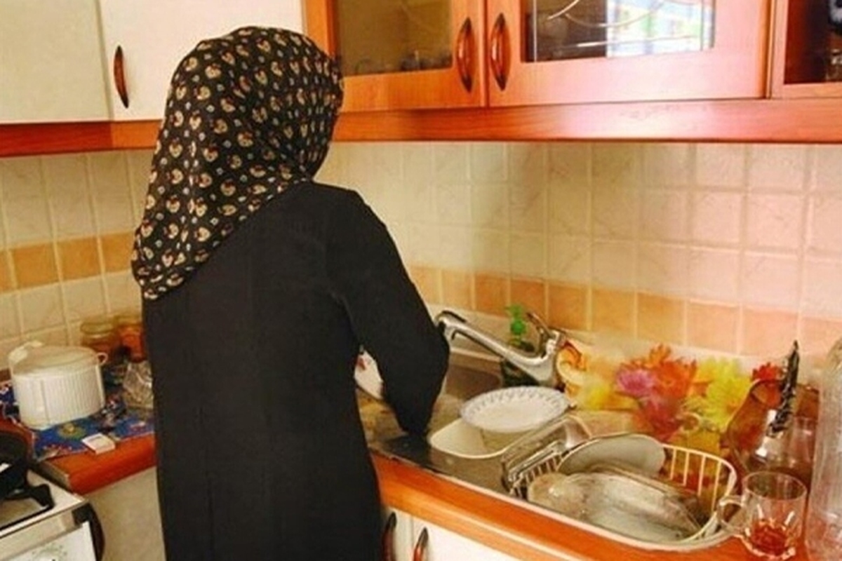 زنان خانه‌دار و دخترانی که در رده سنی بین ۱۸ سال تمام تا ۵۰ سال تمام قرار دارند، می‌توانند بیمه شوند و از حمایت‌های تأمین‌اجتماعی شامل بازنشستگی، ازکارافتادگی، بازماندگان و خدمات درمانی برخوردار شوند.