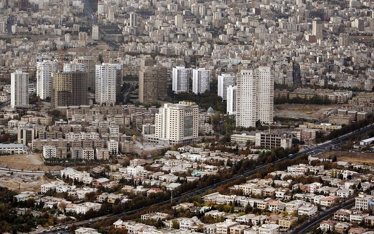 برآورد‌ها از بازار مسکن در فضای پس از انتخابات ریاست جمهوری بر این پایه استوار است که نباید در کوتاه مدت انتظار رونق معاملات، رشد قابل توجه قیمت‌ها یا تغییر مولفه‌های بیرونی اثرگذار بر آن را داشت؛ زیرا تحرک چندانی در بازار ارز دیده نمی‌شود. اگر هم قیمت‌های اعلامی مالکان مسکن افزایش پیدا کند رکود بازار ملک عمیق‌تر خواهد شد. از طرف دیگر بازار مسکن به وضعیتی رسیده که به مولفه‌های بیرونی واکنش چندانی نشان نمی‌دهد.