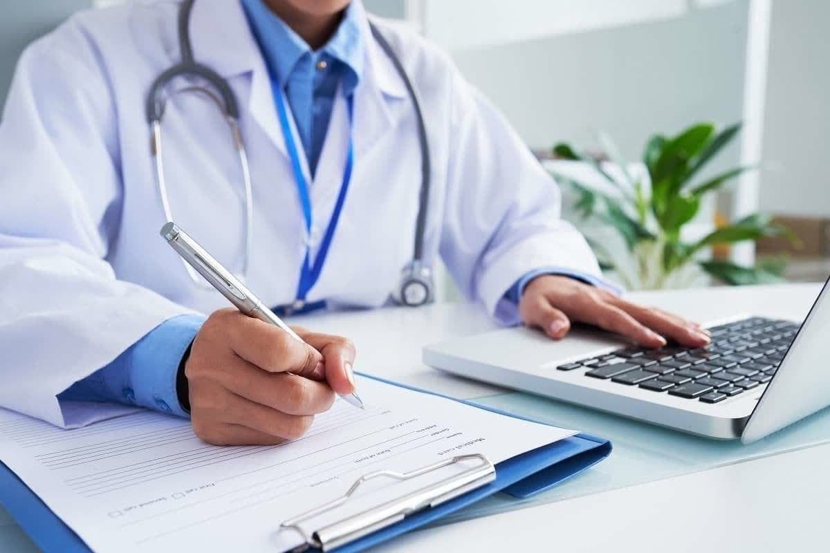 متخصص طب فیزیکی و توانبخشی دانشگاه علوم پزشکی مشهد گفت: حدود یک پنجم از مراجعات پزشکی با توصیه‌ها و آموزش‌های خود مراقبتی در بیماری‌های جزیی، قابل درمان است و می‌تواند بار بزرگی را از دوش جامعه پزشکان بر دارد.