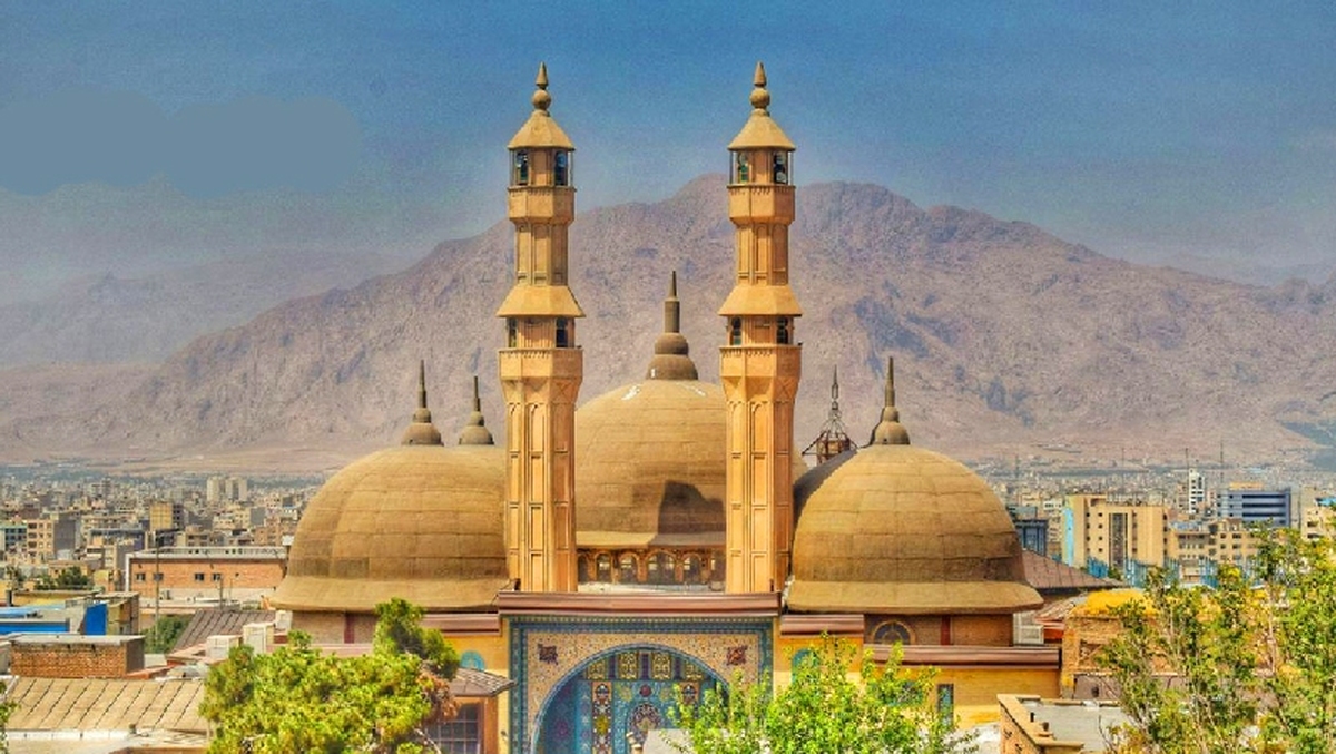 این‌ مسجد از آثار قابل‌ توجه‌ اواخر دوره‌ زندیه ‌است‌ که‌ در سال‌ ۱۱۹۶ هجری قمری توسط‌ حاج‌ علی‌ خان‌ زنگنه‌ حاکم‌ کرمانشاه‌ به‌ جای‌ مسجد قدیمی‌تری‌ بناشده‌ است‌.