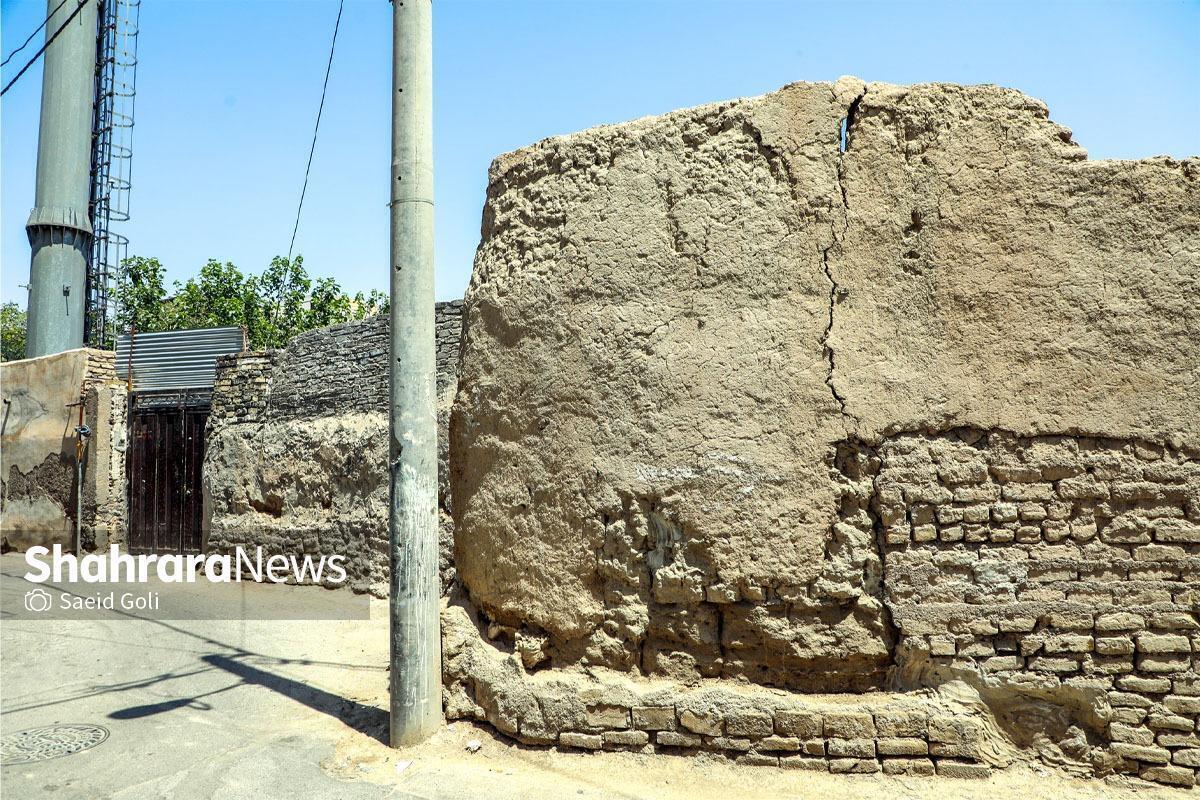 از ۳۵‌هزار هکتار مساحت شهر مشهد، چیزی نزدیک به ۲‌هزار هکتار آن جزو بافت‌های فرسوده محسوب می‌شود و طبق آمار‌ها حدود ۲۰‌درصد از جمعیت شهر هم در همین بافت و بنا‌های ناپایدار آن زندگی می‌کنند.