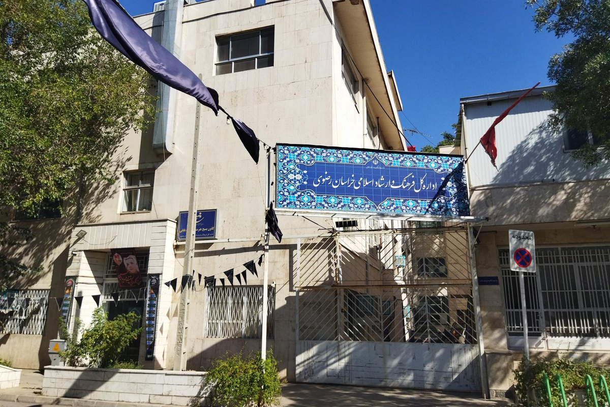 اگر از هنرمندان در هر زمینه حمایت شود، آثار فرهنگی و هنری فاخری تولید می‌شود و استعدادها شکوفا شده که در نهایت به ارتقای فرهنگ جامعه منجر می‌شود. این در حالی است که عملکرد نادرست همین نهاد، شکاف‌ عظیمی بین جامعه و هنرمند ایجاد می‌کند.