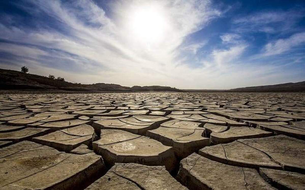 بدون آب، اولین اتفاقی که می‌افتد این است که تمام حیات زمین از بین می‌رود. گیاهان و حیوانات می‌میرند و زنجیره غذایی کاملاً مختل می‌شود.