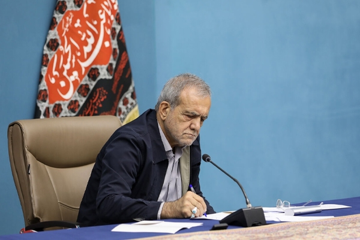 دکتر پزشکیان با انتشار پیام‌های جداگانه در شکبه اجتماعی ایکس قهرمانی مبینا نعمت زاده و محمدهادی ساروی را تبریک گفت.