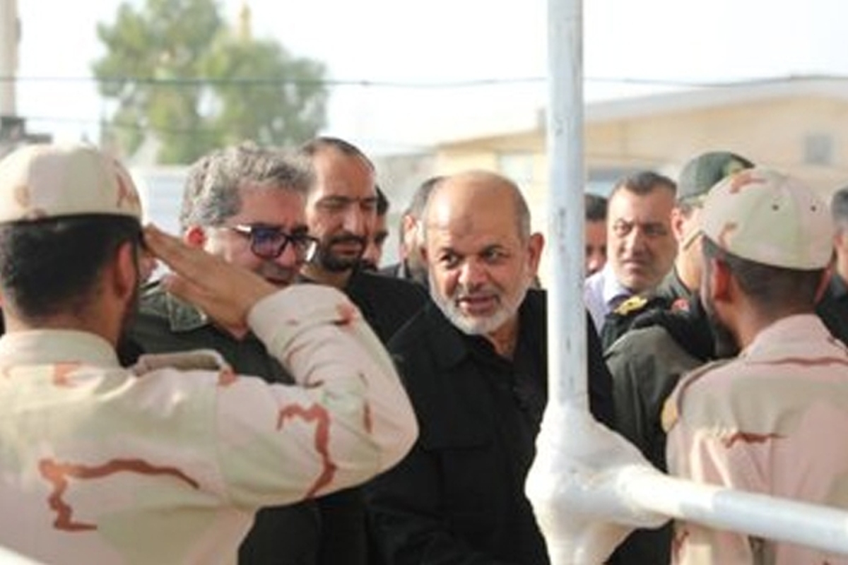 احمد وحیدی وزیر کشور امروز (پنجشنبه) در بازدید از پایانه مرزی چذابه با تعدادی از مقامات عراقی دیدار کرد و آخرین روند خدمت رسانی به زائران اربعین حسینی (ع) را مورد بررسی قرار داد.