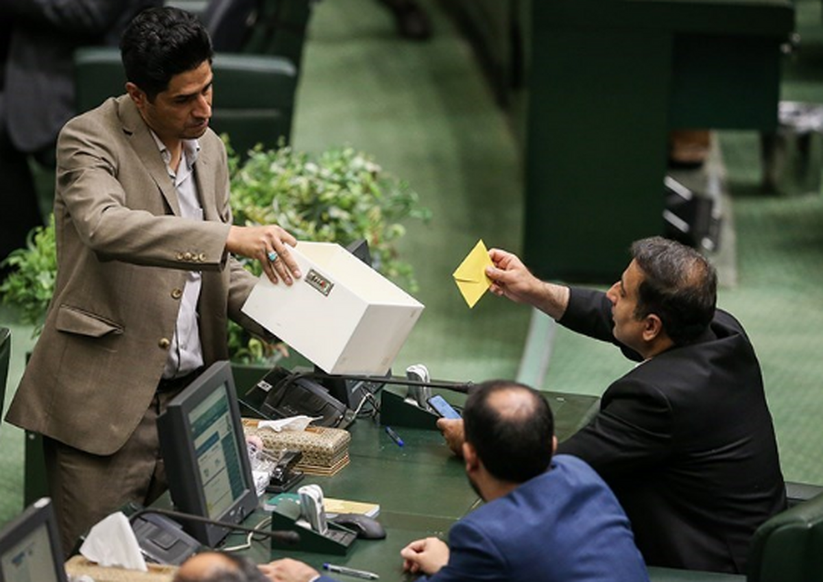 روز گذشته معاون پارلمانی رئیس جمهور اعلام کرد که یکشنبه آینده وزرای پیشنهادی دولت به مجلس معرفی می‌شوند. به همین مناسبت در این گزارش به روند قانونی بررسی رای اعتماد به وزرای پیشنهادی در مجلس پرداخته‌ایم.