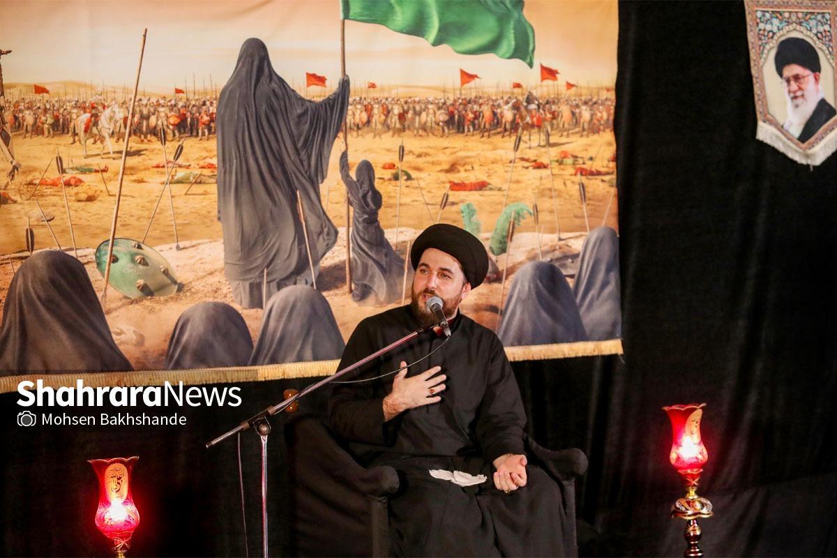 روحانی جوان مشهدی و فعال فضای مجازی که در ایام حج تمتع امسال، روایت سفرش را در قالب پست و استوری با دنبال‌کنندگانش به اشتراک می‌گذاشت و لابه‌لای آنها هم با انتشار استوری‌هایی تلاش می‌کرد صدای مردم مظلوم غزه و فلسطین باشد، اما همین مسئله کار دستش داد و کارش به بازداشت و حبس رسید و روایت سفرش هم ناتمام ماند.