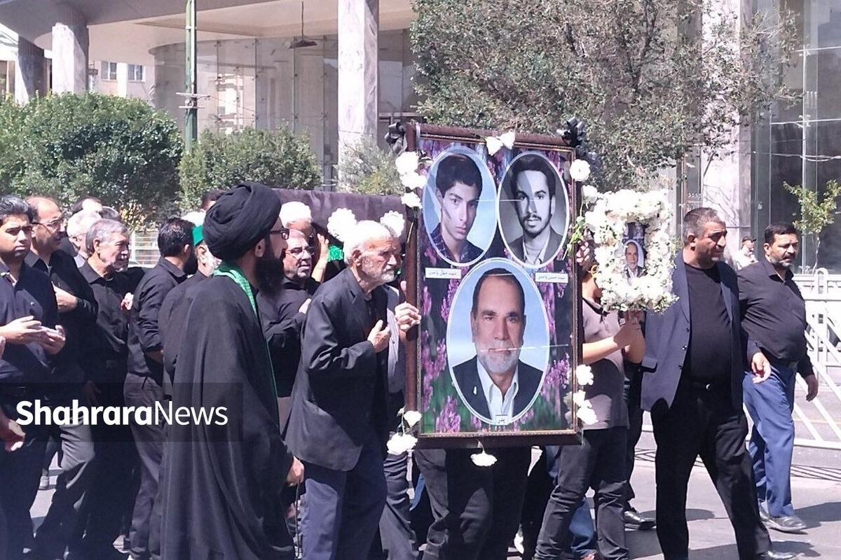 پیکر غلامرضا واحدی‌فیض‌آبادی، پدر دو شهید دفاع مقدس، از مجتمع فرهنگی مهدیه به سمت حرم مطهر امام‌رضا(ع) بر روی دستان مردم شهیدپرور مشهد تشییع شد.