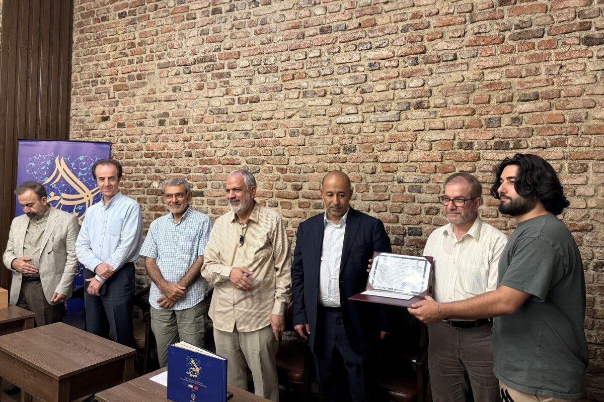 مراسم تقدیر از برگزیدگان دومین دوره جایزه بین‌المللی خوش‌نویسی «یاس یاسین» در مشهد مقدس و ترکیه برگزار شد.