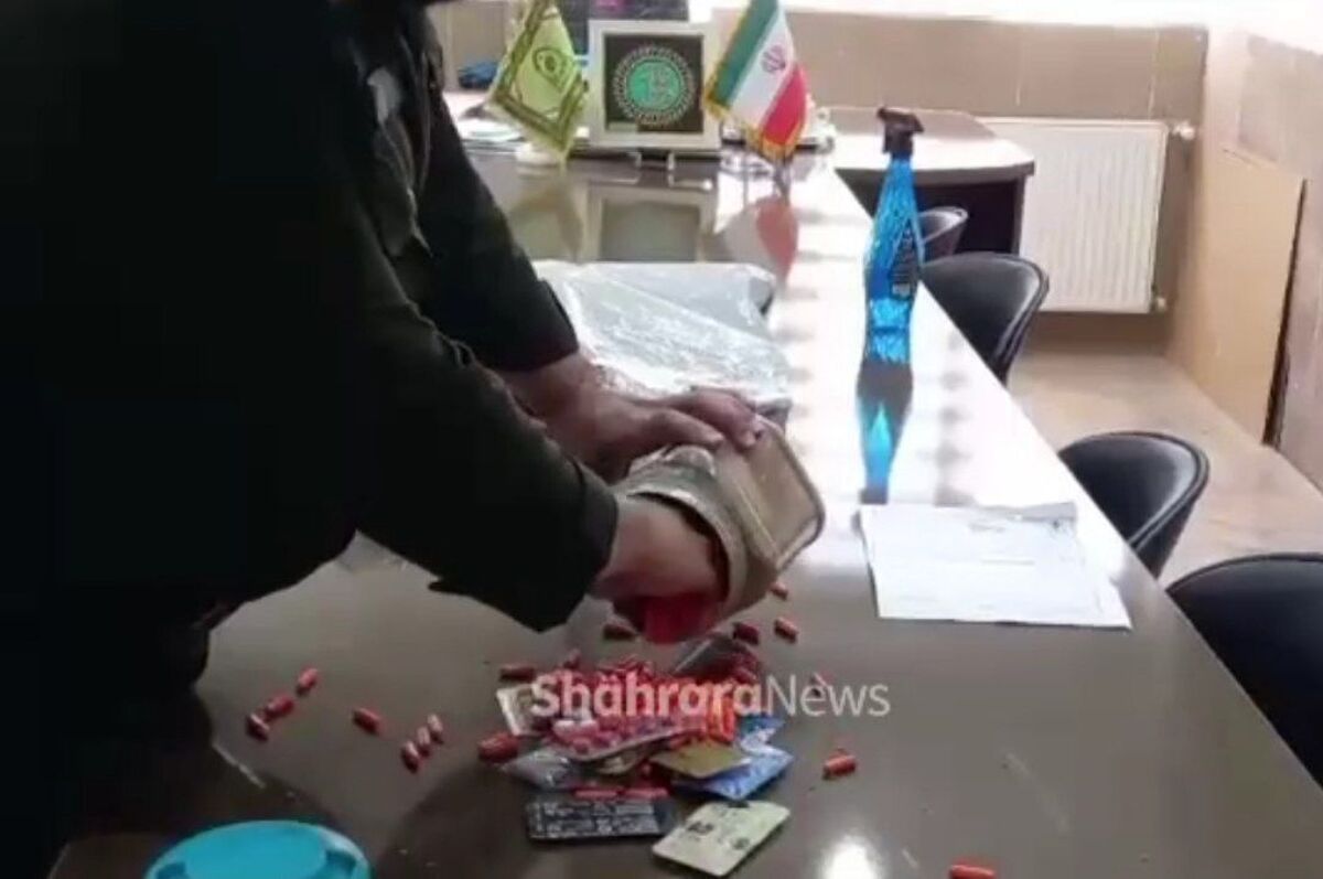 رئیس کلانتری معراج مشهد از کشف بیش‌از سه‌هزار قرص و داروی ممنوعه از یک عطاری در بولوار توس مشهد خبر داد.
