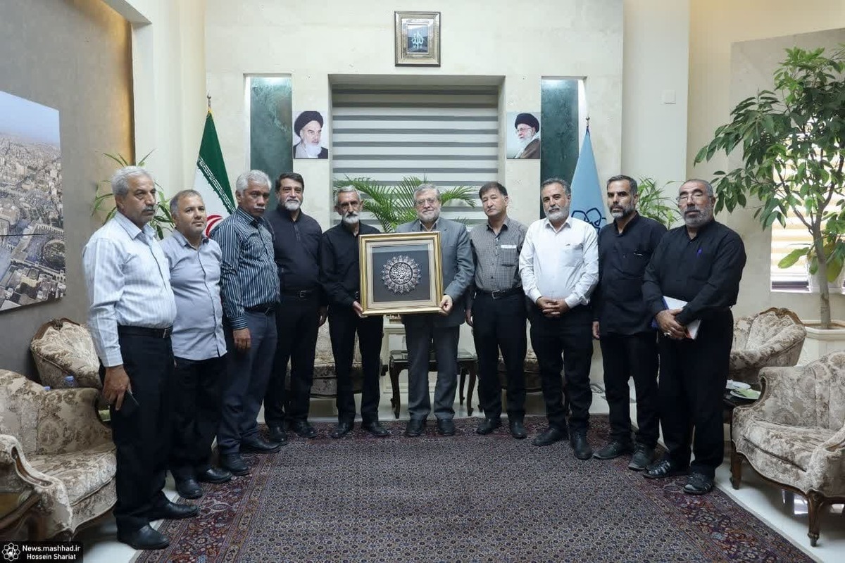 جمعی از تاکسیرانان مشهدی با حضور در دفتر شهردار مشهدمقدس، از محمدرضا قلندر شریف تقدیر کردند.