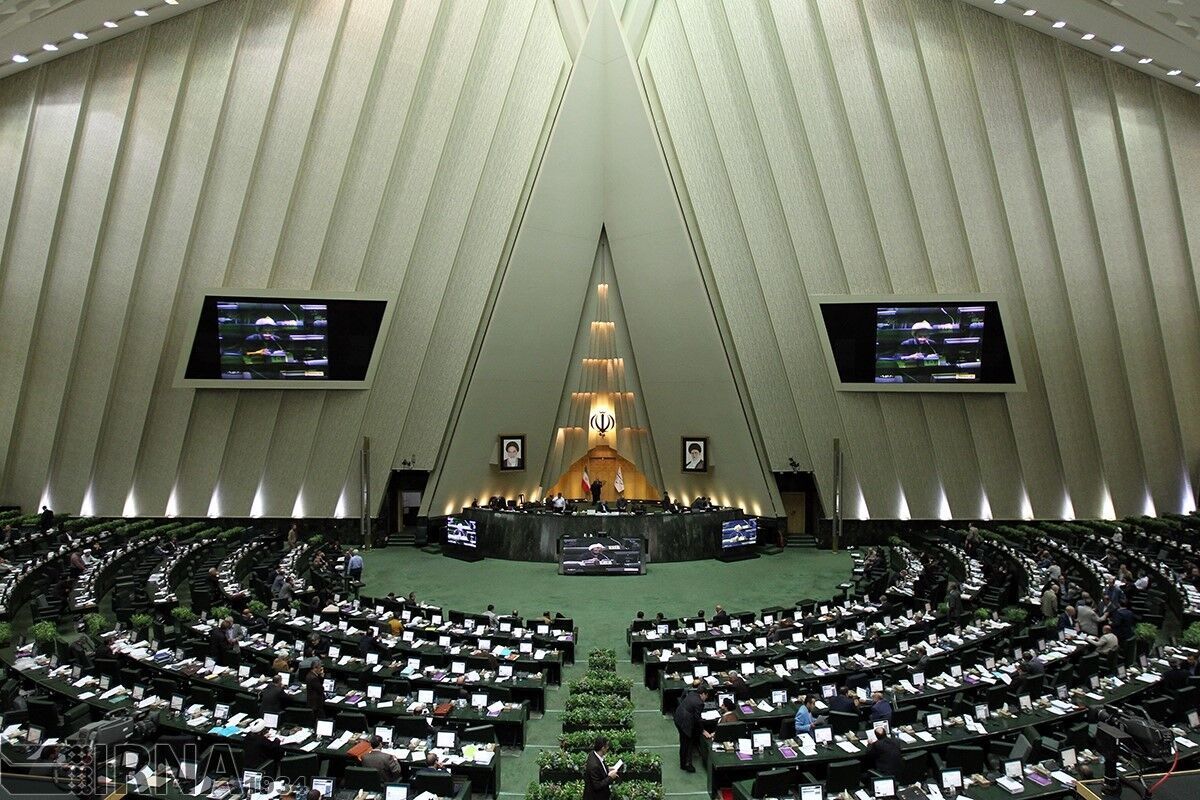 سخنگوی هیأت رئیسه مجلس گفت: مجلس شورای اسلامی از روز شنبه هفته آینده هر روز حداقل در دو شیفت کاری صبح و عصر، برای رسیدگی به برنامه و کارنامه وزرای پیشنهادی جلسه علنی خواهد داشت.