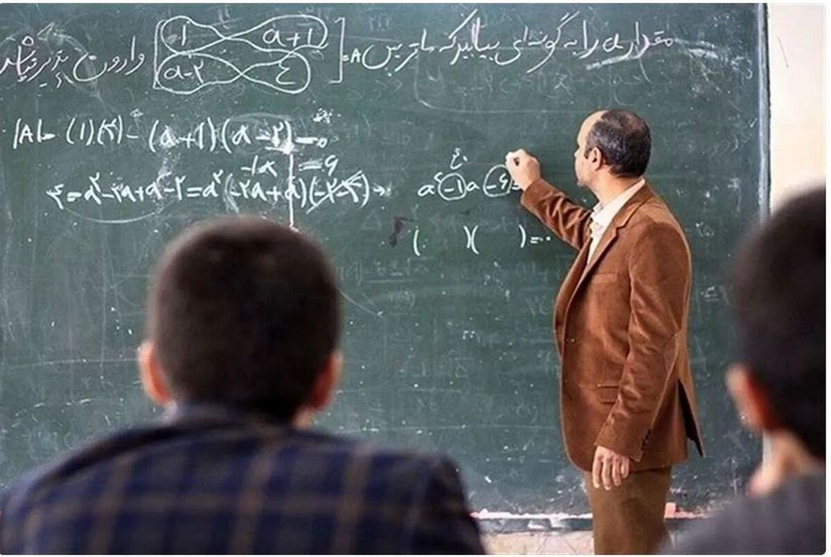نماینده جمعی از معلمان غیررسمی گفت: وزارت آموزش‌وپرورش از کمبود ۱۷۶ هزار معلم می‌گوید؛ چرا بخشی از این کمبود را با جذب این معلمان که حتی حاضرند در مناطق کم‌برخوردار نیز تدریس کنند، جبران نمی‌کنند؟