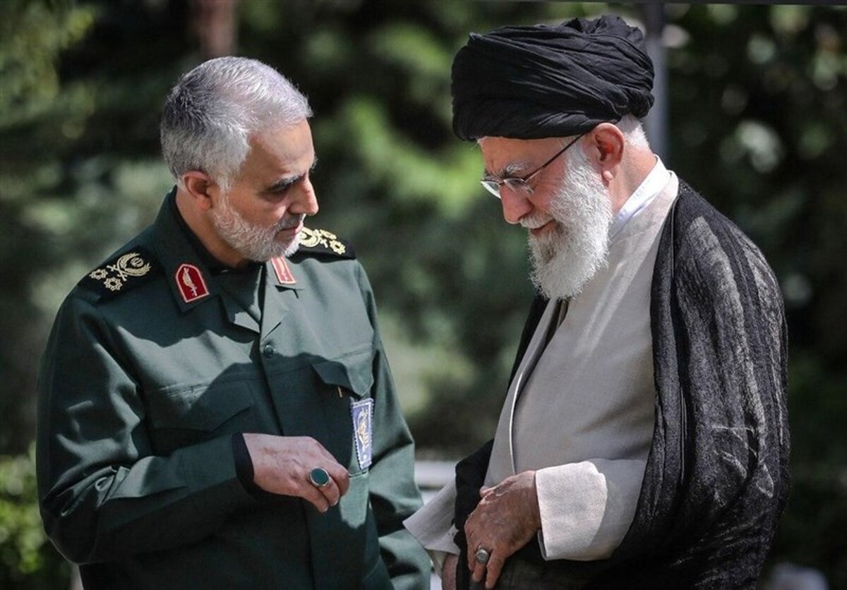 روایت شهید سلیمانی از جلسه‌ی محرمانه‌ی مسئولان نظام با رهبر انقلاب اسلامی در مشهد مقدس در هفته اول جنگ ۳۳ روزه و ارائه گزارش حاج قاسم در این جلسه.