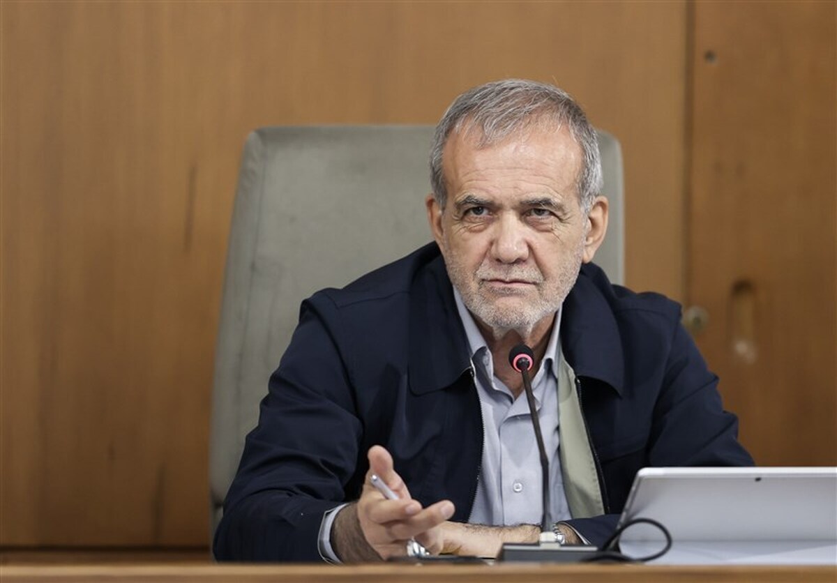 رئیس جمهور گفت: نه فقط درباره وزرا بلکه در به کارگیری همه مدیران دولتی هم باید امکانی فراهم شود تا هر فردی که توانمندی بهبود وضعیت و رفع مشکلات را دارد، مورد استفاده قرار گیرد.