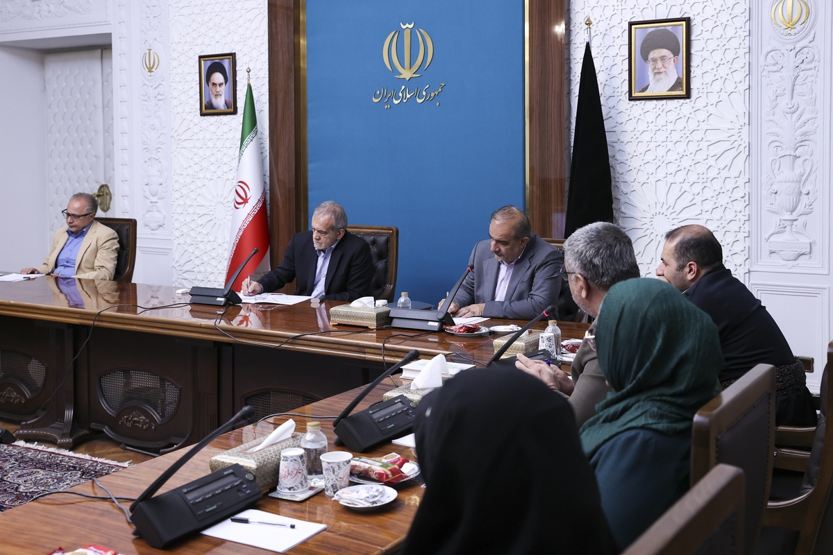 رئیس‌جمهور با بیان اینکه در دولت چهاردهم، هیچ خیانتی بالاتر از سپردن کار به افراد کارنابلد نیست، گفت: در این دولت، از هر فردی که بتواند قدمی در مسیر رفع مشکلات کشور و بهبود وضعیت مردم بردارد، به‌گرمی استقبال خواهد شد.