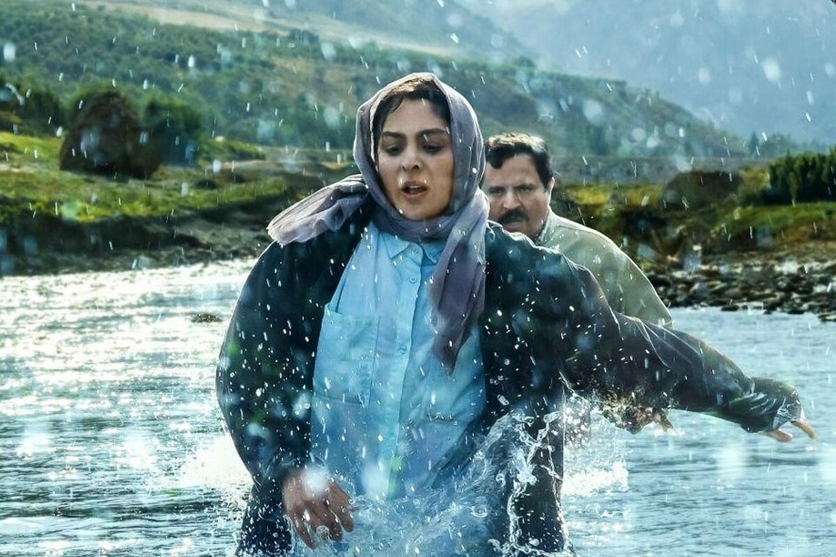 «در آغوش درخت» اولین اثر سینمایی به‌نویسندگی و کارگردانی بابک خواجه‌پاشا، اولین بار در چهل‌ویکمین جشنواره فیلم فجر اکران شد و بهترین فیلم اول هم سیمرغ دریافت کرد.