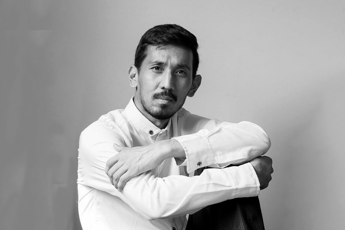احمد مدقق از چهره‌های پرکار حوزه ادبیات داستانی مهاجران افغانستانی در ایران است او معتقد است که دستاورد‌های زبانی، مهم‌ترین آورده نویسندگان افغانستانی است.