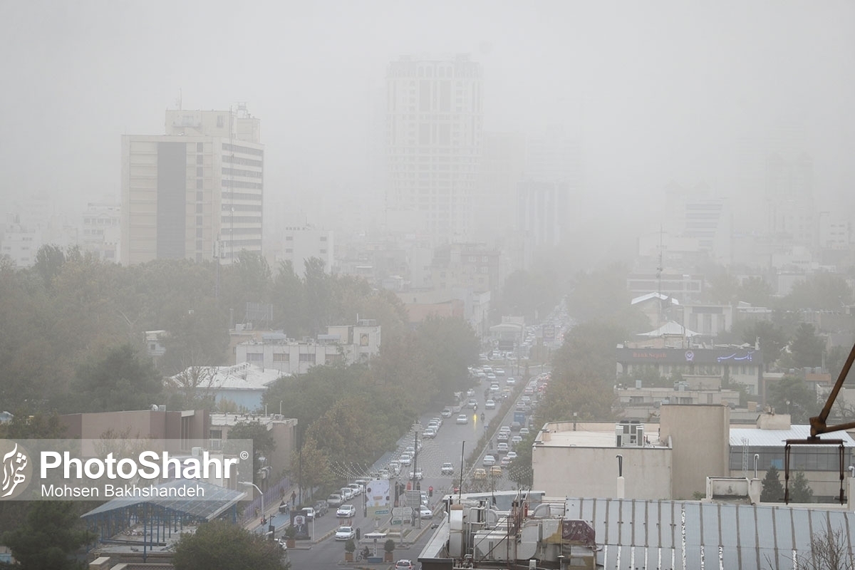 ظهر امروز (شنبه ۲۷ مرداد ۱۴۰۳) آسمان مشهد با هجوم ریزگردها، غبارآلود شد.