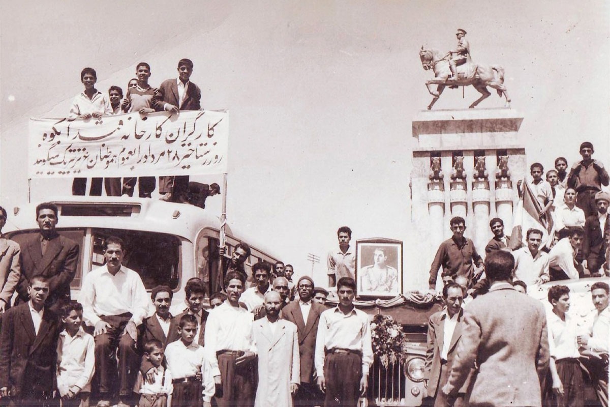 نخستین مواجهه مردم مشهد با ماجرای کودتا، به نخستین ساعات انتشار خبر نافرجام ماندن آن در ۲۵‌مرداد‌۱۳۳۲ باز می‌گردد. طبعا این خبر برای طرف‌داران دکتر مصدق خوشایند بود و به آنها جرئت ورود به خیابان‌ها را داد. طبق گزارش روزنامه خراسان (مورخ ۲۶‌ مرداد‌ ۱۳۳۲) این افراد با در دست داشتن تصاویری از دکتر مصدق از میدان مجسمه (شهدای فعلی) به سوی اداره پست و تلگراف در خیابان ارگ حرکت کردند.