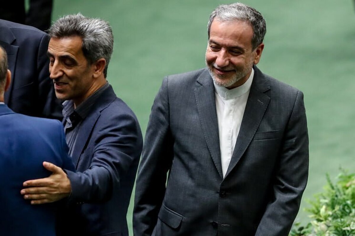 در جلسه علنی روز یکشنبه (۲۸ مردادماه) مجلس شورای اسلامی، بررسی صلاحیت و برنامه‌های سیدعباس عراقچی وزیر پیشنهادی امورخارجه در دستور کار قرار گرفت و موافقان و مخالفان وی نظرات و دیدگاه‌های خود را بیان کردند.