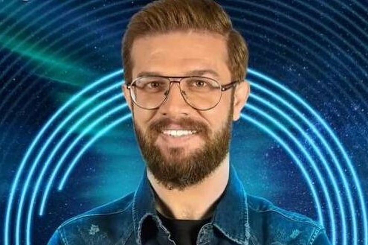 مجتبی شفیعی، هنرمند مشهدی، که عمده فعالیت خود را در اینستاگرام انجام می‌دهد تعریف کرد که به‌خاطر ساخت کلیپ «ایست» دستگیر شده است و اتفاقات طنزی که رخ داده را بازگو کرده است.