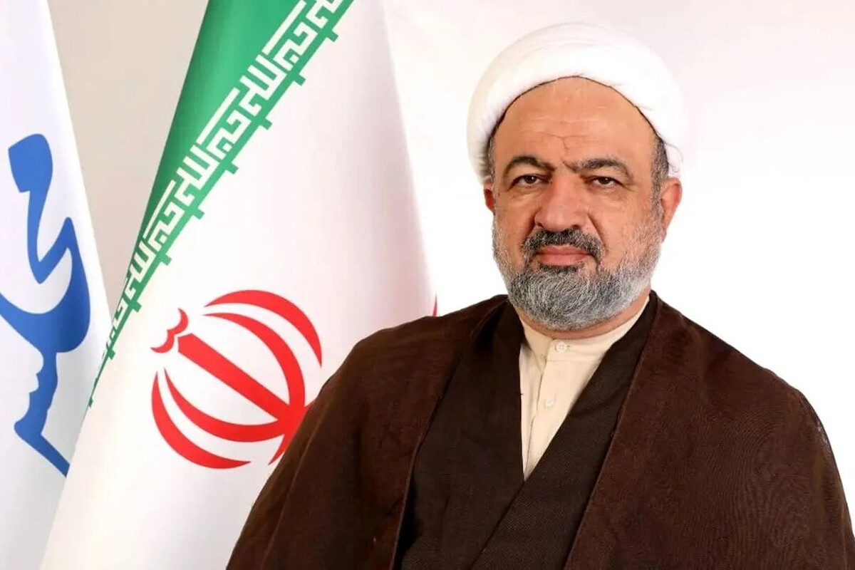 یکی از نمایندگان مجلس شورای اسلامی با انتقاد از اظهار نظر انجام شده از سوی معاون پارلمانی رئیس جمهوری و طرح این ادعا که کابینه دولت با مشورت و تایید رهبری معرفی شده است، اظهار کرد: من می‌خواهم از رئیس مجلس سوال کنم که آیا واقعاً درباره رای به کابینه یا وزیر خاصی از طرف رهبر انقلاب سفارش و توصیه‌ای شده است؟