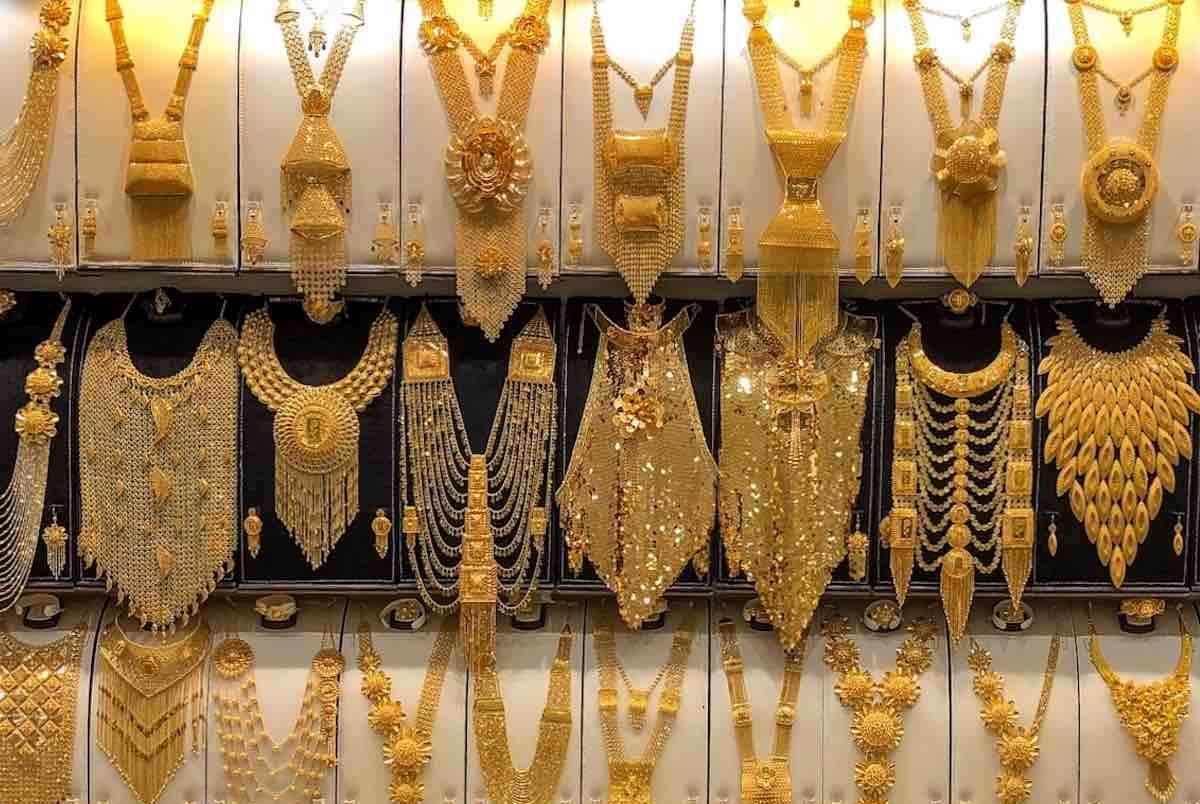 طلا در طول یک ماه اول تابستان کاهش ۱۰ هزار و ۶۰۰ تومانی را ثبت کرد؛ این کاهش در حالی بود که در بازار جهانی شاهد سقف‌شکنی قیمت اونس طلا بودیم و طلا به بالای ۲ هزار و ۴۰۰ دلار صعود کرد.