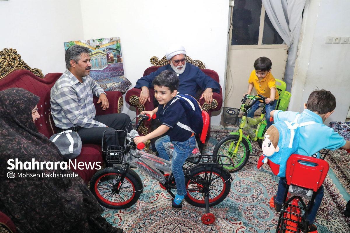 دعوت ما برای همراهی با تولیت آستان‌قدس‌رضوی بازهم ناگهانی و غافلگیرانه بود، آن‌هم برای همراهی در دیدار خانواده‌ای که چند فرزند قدونیم‌قد را به سرپرستی قبول کرده‌اند.