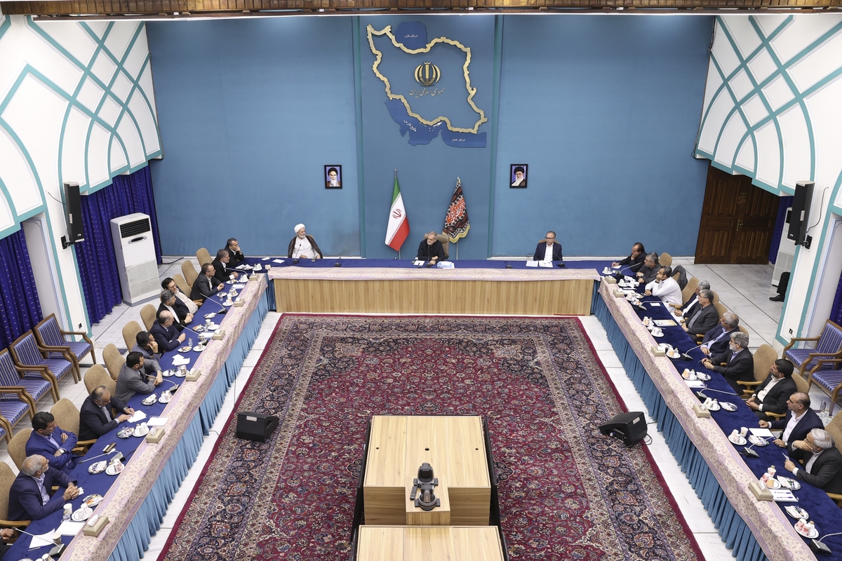 رئیس جمهور با بیان اینکه دولت چهاردهم در مواجه با مشکلات کشور به دنبال یافتن مقصر نیست، بلکه برای رفع مشکلات و چالش‌های مبتلا به کشور با تمام توان تلاش خواهد کرد، گفت: قدم اول در مسیری که ما برای دولت ترسیم کرده‌ایم، جلب رضایت مردم و تکریم ارباب رجوع در همه ادارات و دستگاه‌های اجرایی خواهد بود.