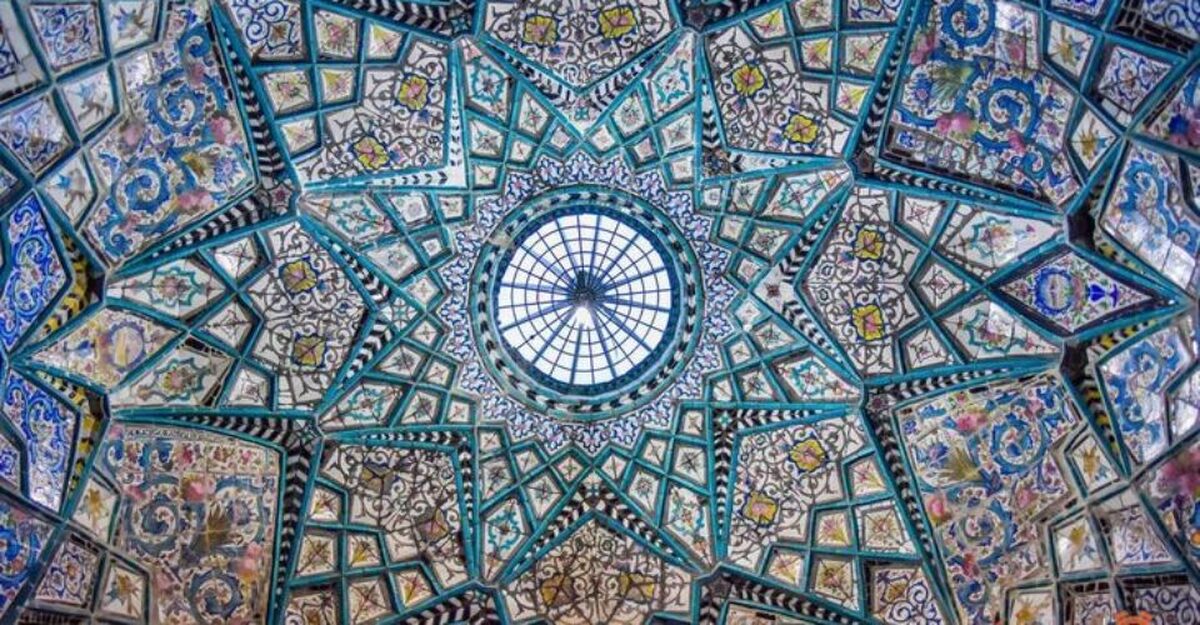 حمام پس از شکل‌گیری شهر اراک در حدود ۱۰۰ سال پیش و در زمان حکومت احمدشاه قاجار توسط محمد ابراهیم خوانساری بنا شد. این بنا در خلال سال‌های ۱۲۹۲ تا ۱۲۹۴ و طی حدود ۳۸ ماه احداث شد. این حمام تنها حمام کشور است که در آن، قسمتی مجزا برای اقلیت‌های مذهبی وجود دارد.